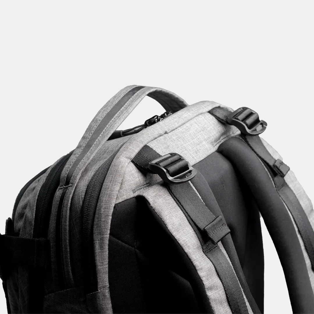 CARBONADO Commuter 25 Backpack (Light Grey)