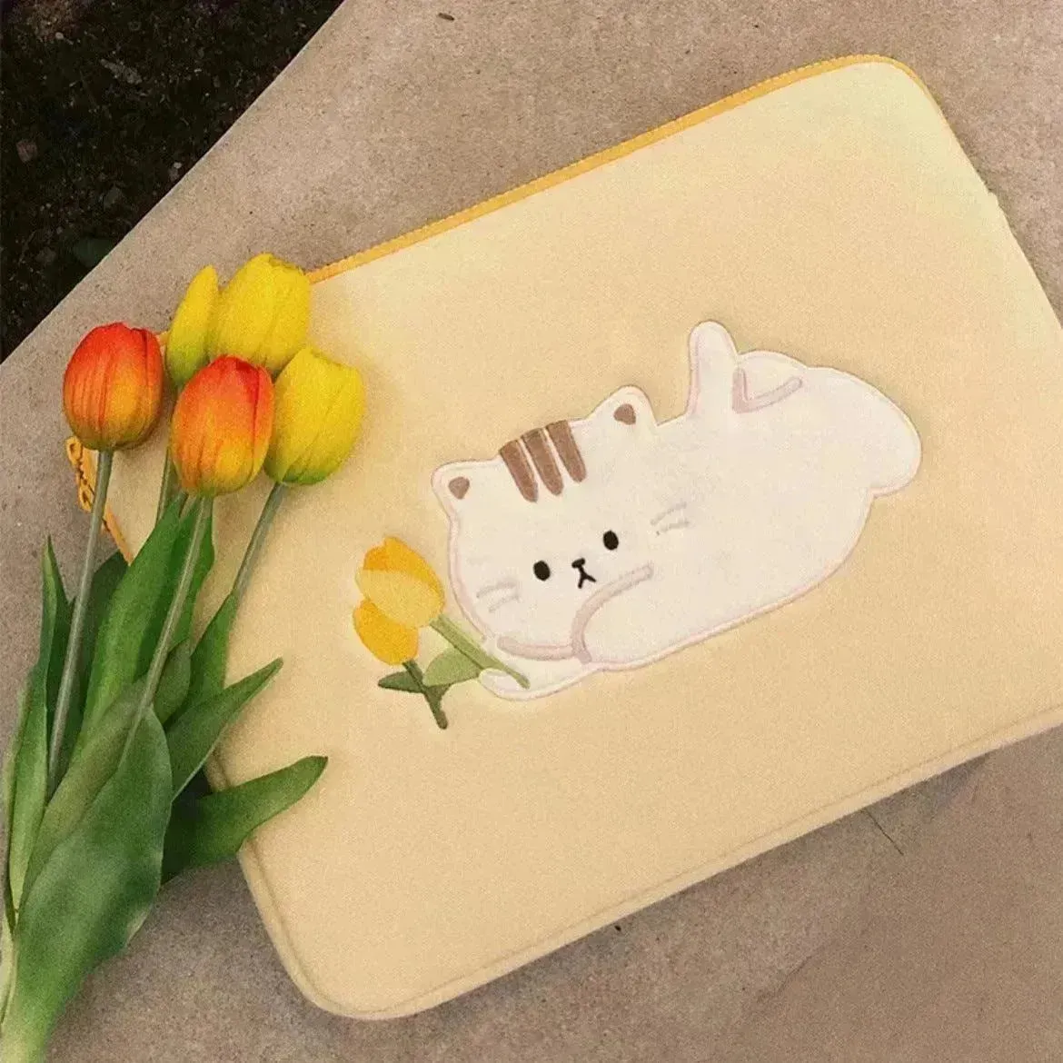 Cute Tulip Kitten Laptop & Tablet Storage Bag