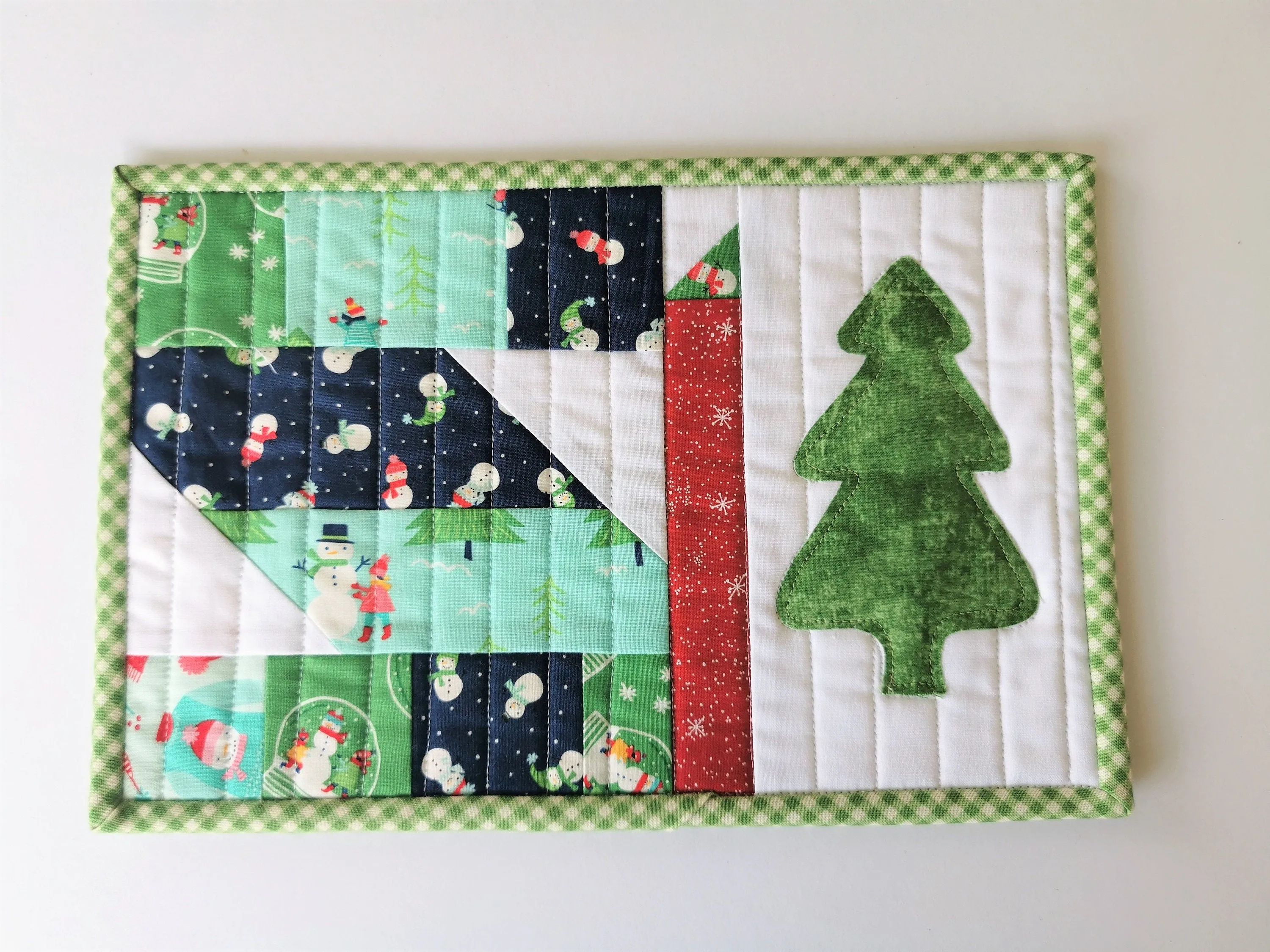 Santa Snack Mat, Christmas Tree Mini Quilt Coaster, Quilted Mug Rug