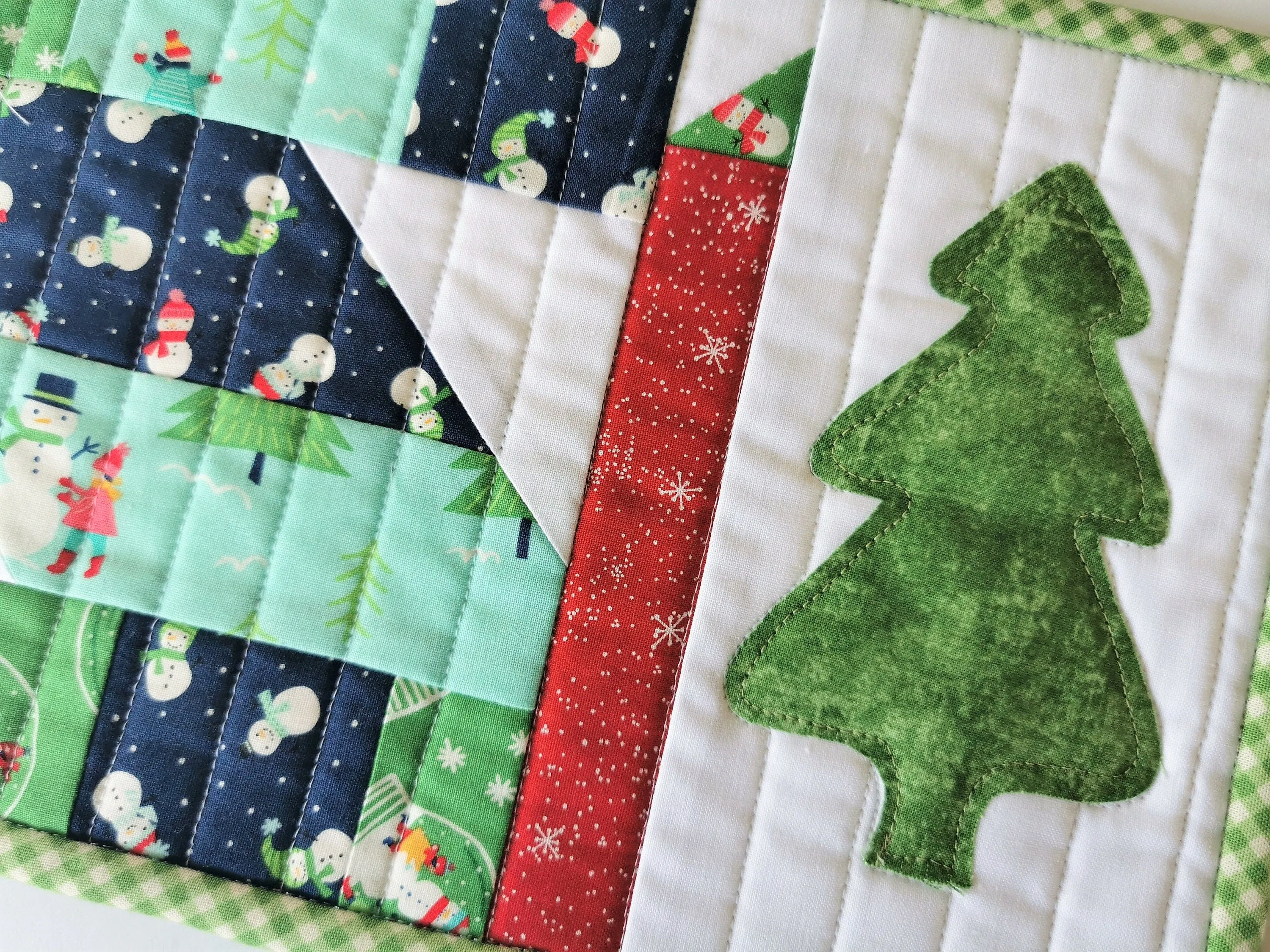 Santa Snack Mat, Christmas Tree Mini Quilt Coaster, Quilted Mug Rug