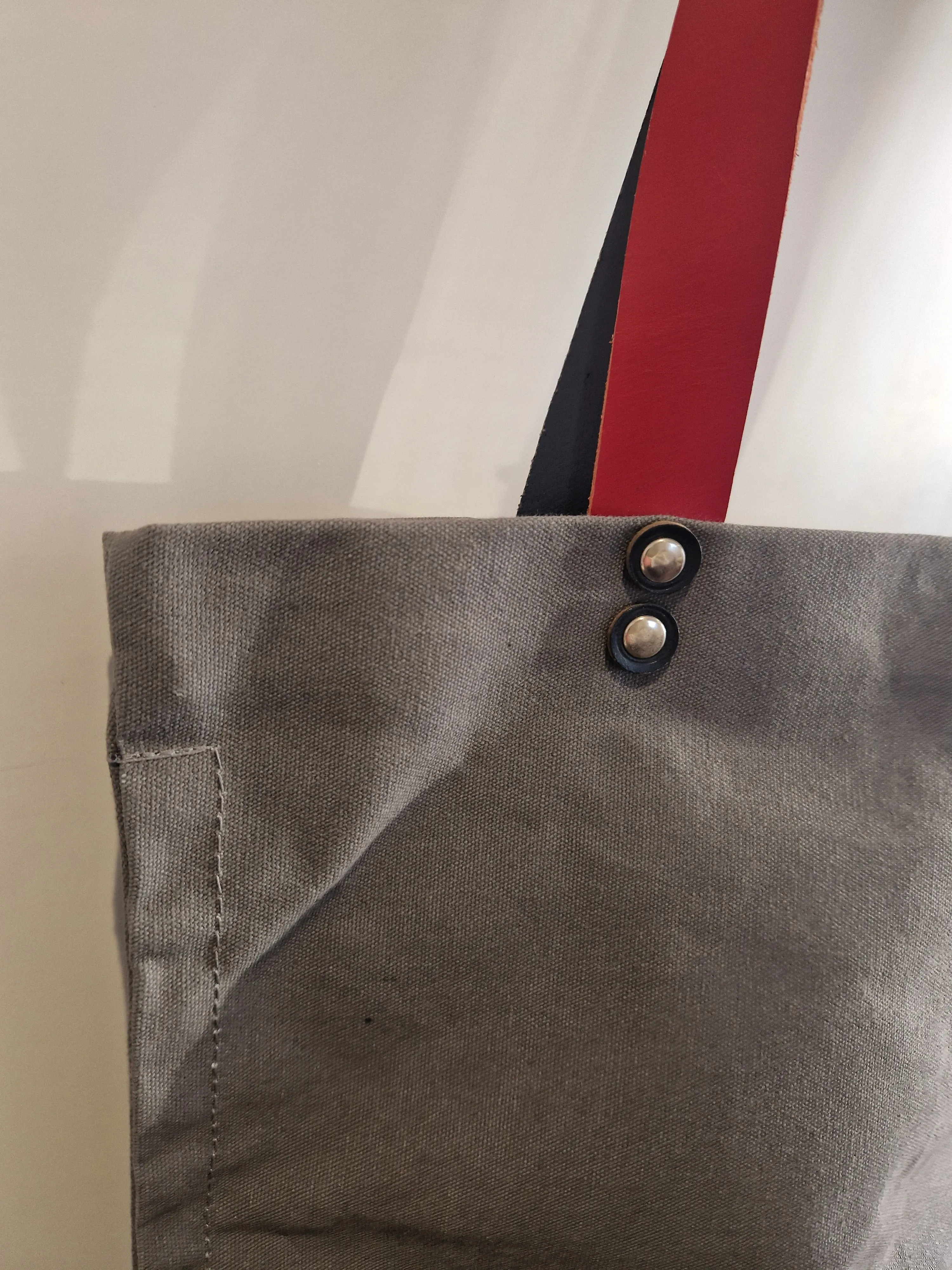 TOTELY SHOPPER in Grey with multi straps